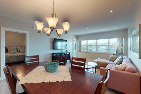 Condominio en venta en Hallandale Beach, Florida, 1 dormitorio, 71.53 m2 № 1021812 - foto 3