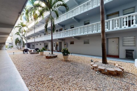 Condominio en venta en Hallandale Beach, Florida, 1 dormitorio, 71.53 m2 № 1021812 - foto 22