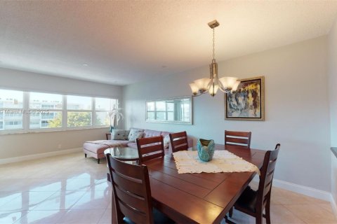 Condominio en venta en Hallandale Beach, Florida, 1 dormitorio, 71.53 m2 № 1021812 - foto 2