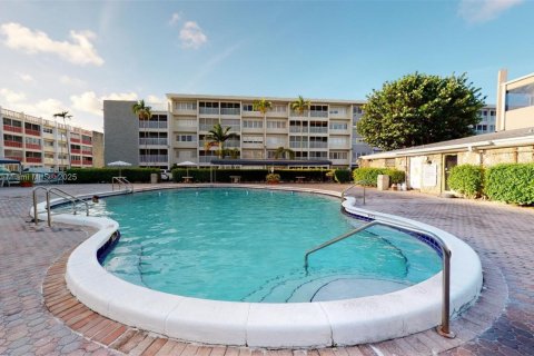 Condominio en venta en Hallandale Beach, Florida, 1 dormitorio, 71.53 m2 № 1021812 - foto 27