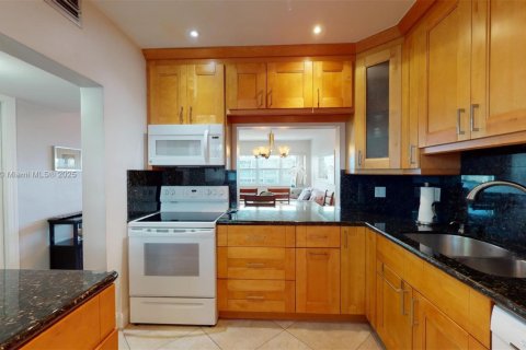 Condominio en venta en Hallandale Beach, Florida, 1 dormitorio, 71.53 m2 № 1021812 - foto 4