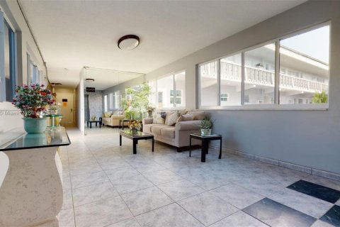 Condominio en venta en Hallandale Beach, Florida, 1 dormitorio, 71.53 m2 № 1021812 - foto 21