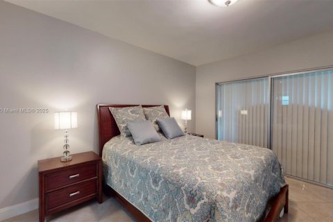 Condominio en venta en Hallandale Beach, Florida, 1 dormitorio, 71.53 m2 № 1021812 - foto 11
