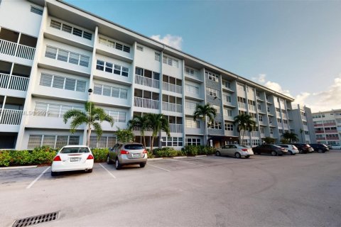 Condominio en venta en Hallandale Beach, Florida, 1 dormitorio, 71.53 m2 № 1021812 - foto 26