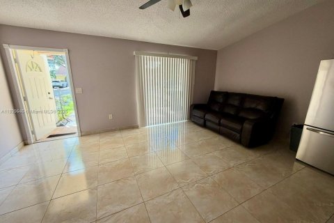 Villa ou maison à vendre à Greenacres, Floride: 2 chambres, 75.25 m2 № 1968180 - photo 2