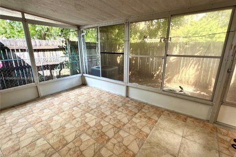 Villa ou maison à vendre à Greenacres, Floride: 2 chambres, 75.25 m2 № 1968180 - photo 12