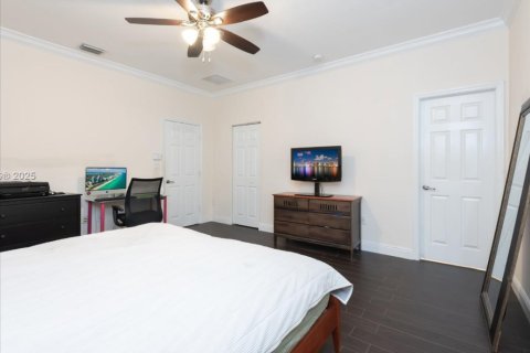 House in Miami, Florida 5 bedrooms, 214.79 sq.m. № 1839687 - photo 22