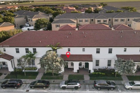 House in Miami, Florida 5 bedrooms, 214.79 sq.m. № 1839687 - photo 3