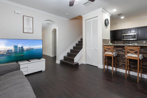 House in Miami, Florida 5 bedrooms, 214.79 sq.m. № 1839687 - photo 8