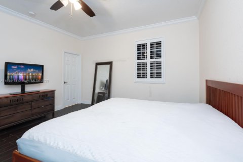 House in Miami, Florida 5 bedrooms, 214.79 sq.m. № 1839687 - photo 21