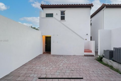 House in Miami, Florida 5 bedrooms, 214.79 sq.m. № 1839687 - photo 5