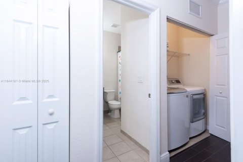 House in Miami, Florida 5 bedrooms, 214.79 sq.m. № 1839687 - photo 17