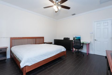 House in Miami, Florida 5 bedrooms, 214.79 sq.m. № 1839687 - photo 20