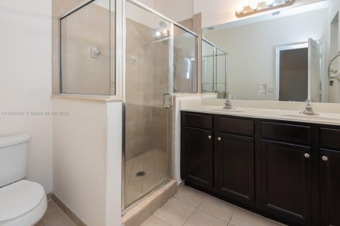 House in Miami, Florida 5 bedrooms, 214.79 sq.m. № 1839687 - photo 24