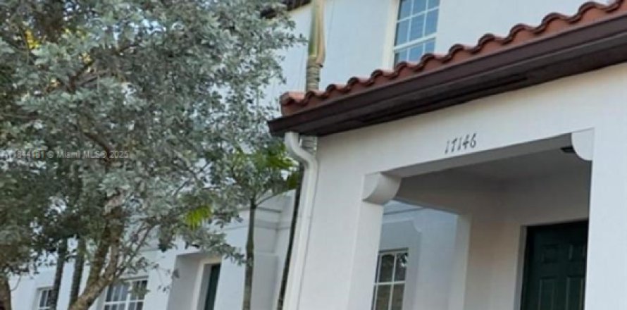 House in Miami, Florida 5 bedrooms, 214.79 sq.m. № 1839687