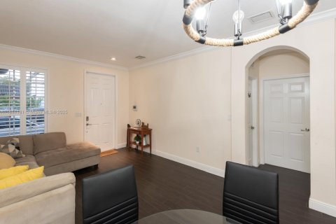 House in Miami, Florida 5 bedrooms, 214.79 sq.m. № 1839687 - photo 12
