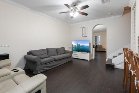 House in Miami, Florida 5 bedrooms, 214.79 sq.m. № 1839687 - photo 9