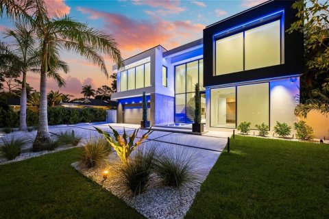 House in Sarasota, Florida 5 bedrooms, 489.59 sq.m. № 2277894
