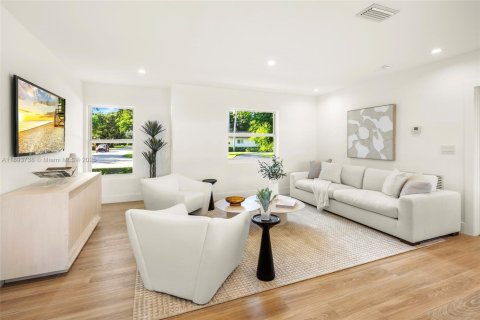 House in Pinecrest, Florida 5 bedrooms, 197.6 sq.m. № 1948639 - photo 24