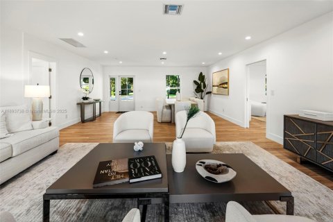 House in Pinecrest, Florida 5 bedrooms, 197.6 sq.m. № 1948639 - photo 7