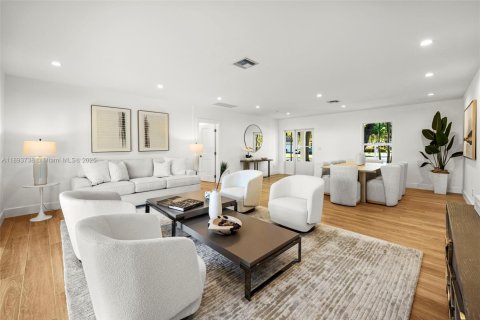 House in Pinecrest, Florida 5 bedrooms, 197.6 sq.m. № 1948639 - photo 6