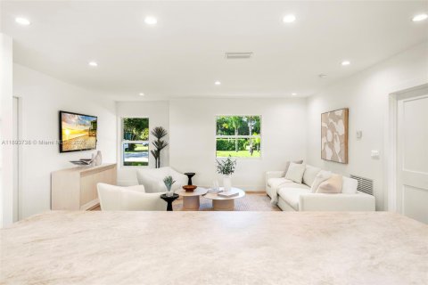 House in Pinecrest, Florida 5 bedrooms, 197.6 sq.m. № 1948639 - photo 23
