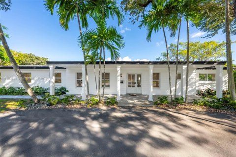 House in Pinecrest, Florida 5 bedrooms, 197.6 sq.m. № 1948639 - photo 2