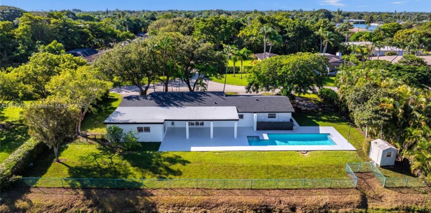 House in Pinecrest, Florida 5 bedrooms, 197.6 sq.m. № 1948639