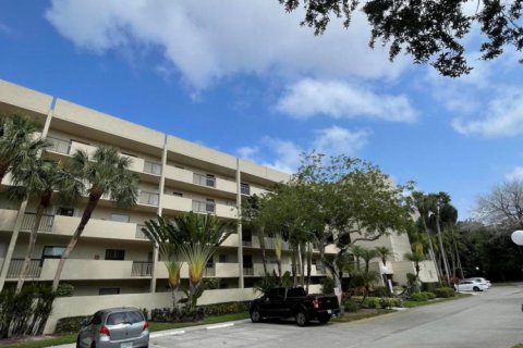 Condo in Coconut Creek, Florida, 2 bedrooms  № 1181936 - photo 1