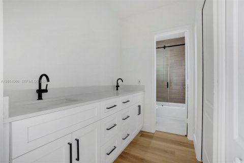 House in Miami, Florida 3 bedrooms, 256.6 sq.m. № 2076165 - photo 16