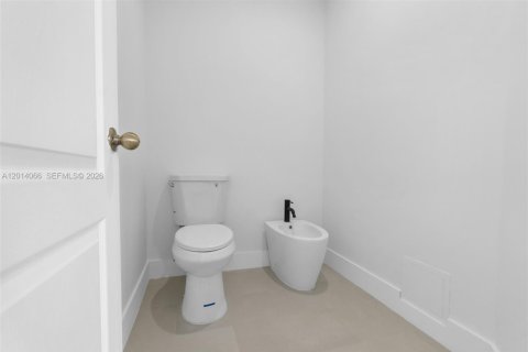 House in Miami, Florida 3 bedrooms, 256.6 sq.m. № 2076165 - photo 12