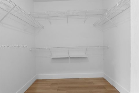 House in Miami, Florida 3 bedrooms, 256.6 sq.m. № 2076165 - photo 22