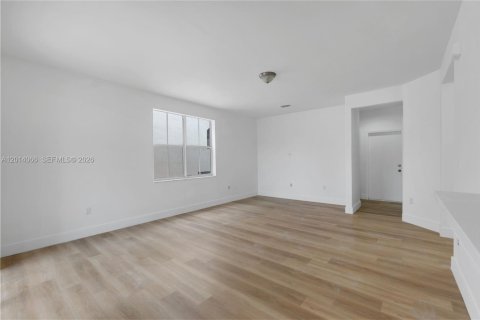 House in Miami, Florida 3 bedrooms, 256.6 sq.m. № 2076165 - photo 28