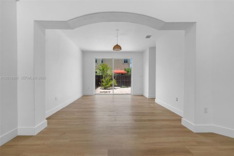 House in Miami, Florida 3 bedrooms, 256.6 sq.m. № 2076165 - photo 25