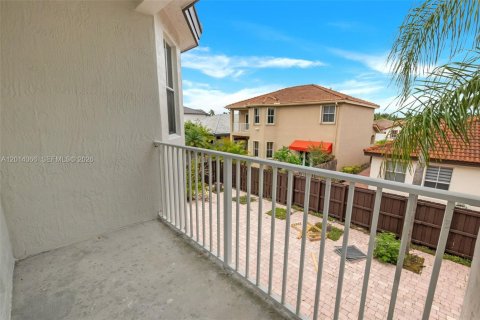 House in Miami, Florida 3 bedrooms, 256.6 sq.m. № 2076165 - photo 23