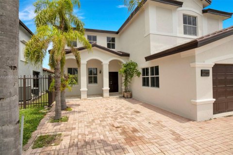House in Miami, Florida 3 bedrooms, 256.6 sq.m. № 2076165 - photo 2