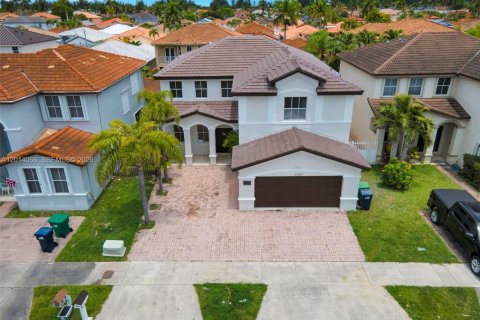 House in Miami, Florida 3 bedrooms, 256.6 sq.m. № 2076165 - photo 4