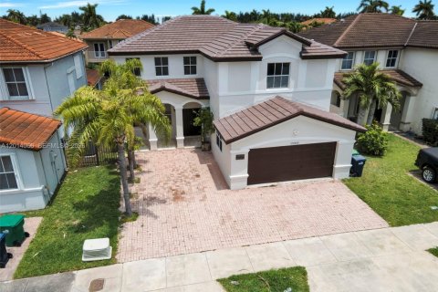 House in Miami, Florida 3 bedrooms, 256.6 sq.m. № 2076165 - photo 3