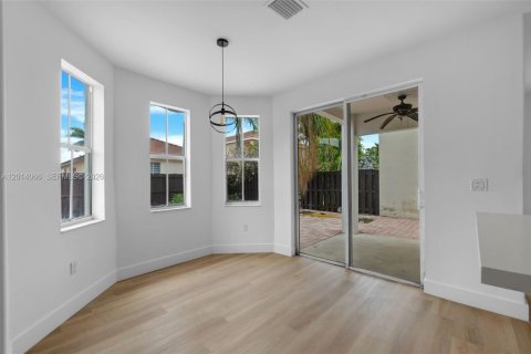 House in Miami, Florida 3 bedrooms, 256.6 sq.m. № 2076165 - photo 27