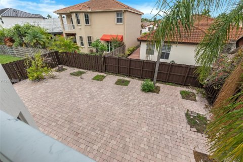 House in Miami, Florida 3 bedrooms, 256.6 sq.m. № 2076165 - photo 24