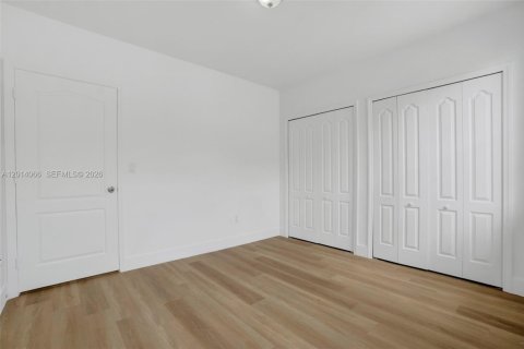 House in Miami, Florida 3 bedrooms, 256.6 sq.m. № 2076165 - photo 19