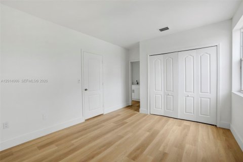 House in Miami, Florida 3 bedrooms, 256.6 sq.m. № 2076165 - photo 15
