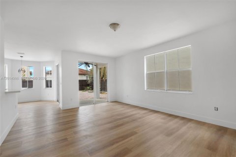 House in Miami, Florida 3 bedrooms, 256.6 sq.m. № 2076165 - photo 29