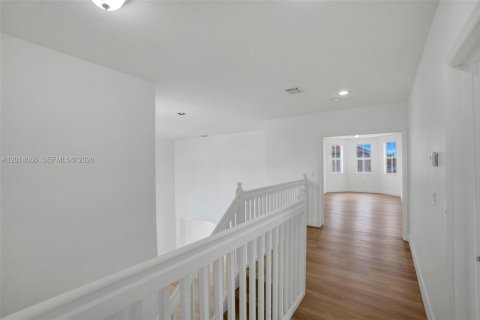 House in Miami, Florida 3 bedrooms, 256.6 sq.m. № 2076165 - photo 20