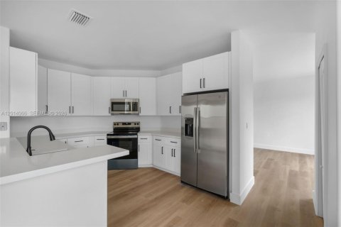 House in Miami, Florida 3 bedrooms, 256.6 sq.m. № 2076165 - photo 5