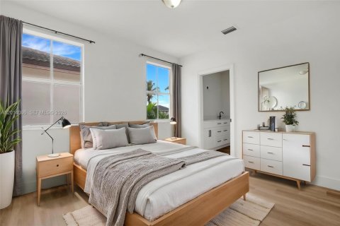 House in Miami, Florida 3 bedrooms, 256.6 sq.m. № 2076165 - photo 18