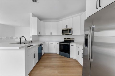 House in Miami, Florida 3 bedrooms, 256.6 sq.m. № 2076165 - photo 6