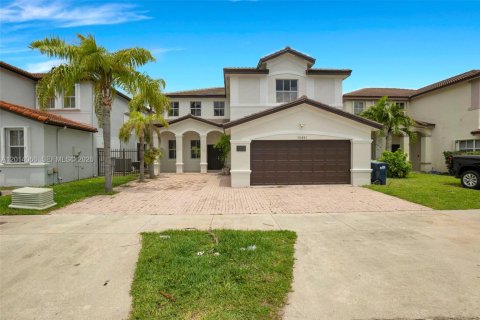 House in Miami, Florida 3 bedrooms, 256.6 sq.m. № 2076165
