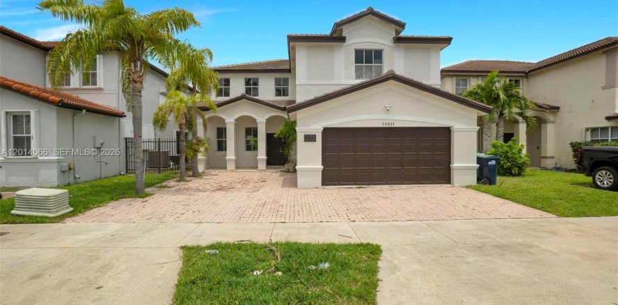 House in Miami, Florida 3 bedrooms, 256.6 sq.m. № 2076165