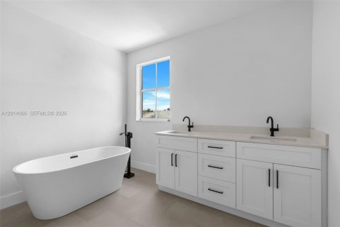 House in Miami, Florida 3 bedrooms, 256.6 sq.m. № 2076165 - photo 10